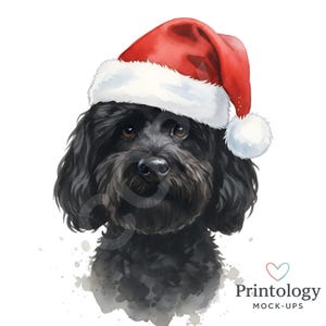 Puede incluir: Ilustración en acuarela de un perro negro con un gorro de Papá Noel rojo con ribete blanco y un pompón blanco. El perro tiene ojos marrones y un pelaje esponjoso. La imagen tiene un efecto acuarela con bordes suaves y fondo blanco.