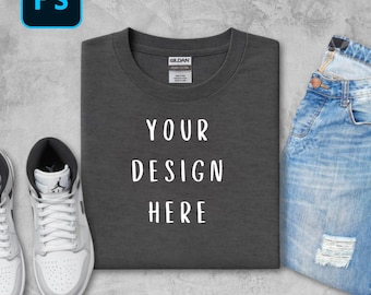 Maquete de camiseta Gildan 5000 em carvão: Flat Lay (download digital)
