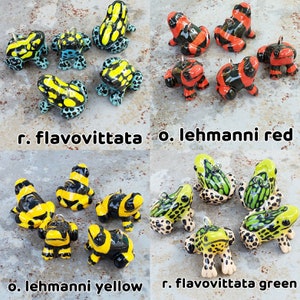 Puede incluir: Una colecci&oacute;n de diez figuritas de rana pintadas a mano. Las ranas est&aacute;n pintadas en varios colores, incluyendo rojo, amarillo, verde y negro. Las ranas est&aacute;n todas en diferentes poses, algunas est&aacute;n sentadas, algunas est&aacute;n de pie y algunas est&aacute;n saltando. Las ranas miden aproximadamente 5 cm de alto.