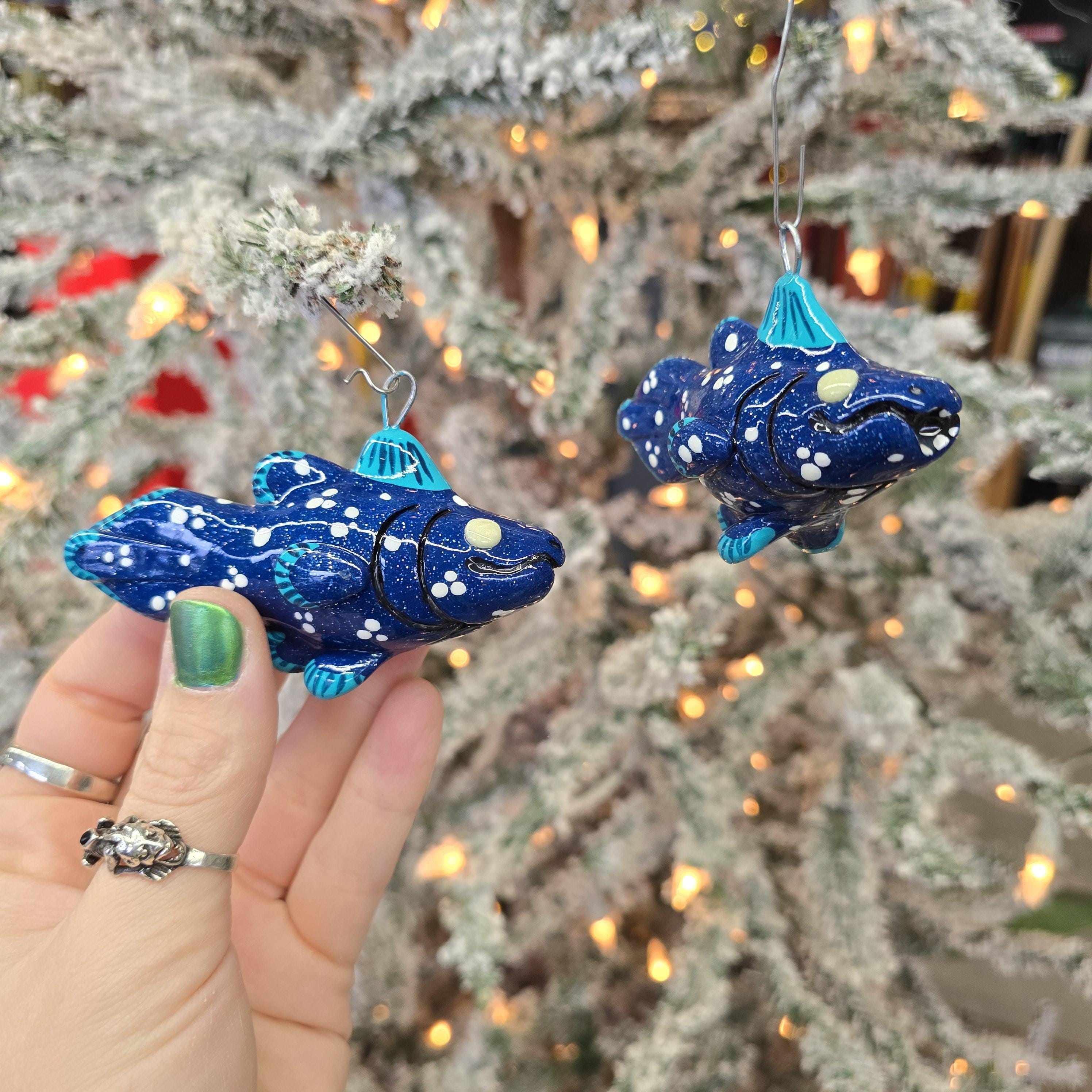 暗闇で光る目と斑点が付いたシーラカンスのクリスマスオーナメント