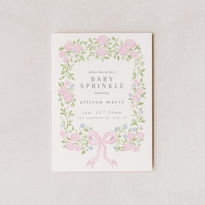 Può includere: Biglietto d'invito per baby shower con un design a ghirlanda floreale. La carta presenta fiori rosa, foglie verdi e un fiocco rosa. Il testo include "Baby Sprinkle" e il nome dell'onorata, Allison Marie, con data e ora.