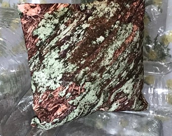 Taie d'oreiller en bois de lichen, tissu par Martha Flood Design