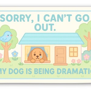 Könnte beinhalten: Ein rechteckiger Aufkleber mit abgerundeten Ecken zeigt eine Cartoon-Illustration. Der Text lautet: „SORRY, I CAN'T GO OUT. MY DOG IS BEING DRAMATIC.“ Ein trauriger Hund ist in einem Hausfenster. Bäume, Blumen und ein blauer Vogel sind ebenfalls im Bild.