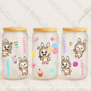 Envoltura de lata Libbey de 16 oz de dibujos animados PNG, regalo para niños, vaso de café con personaje de dibujos animados de muñeca de tendencia, lata de vidrio de dibujos animados divertidos, Labubu png.