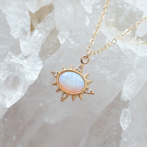 Sunburst Halskette Opal Zierliche Minimal Opal Halskette Sun Opal Charm Himmlische Halskette Gold Sun Burst Halskette Oktober Geburtstag Geschenk Teen