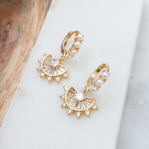 Kleine Hoop Ohrringe Gold Huggie Ohrringe mit Perle Huggie Ohrringe für Stacking Braut Perle Huggies Fächer Kristall Ohrringe für Hochzeit