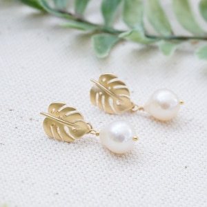 Monstera Stud Earrings with Freshwater Pearls Monstera Leaf Earrings, Pearl Earrings, Gemstone Earrings, Small Stud Earrings image 1