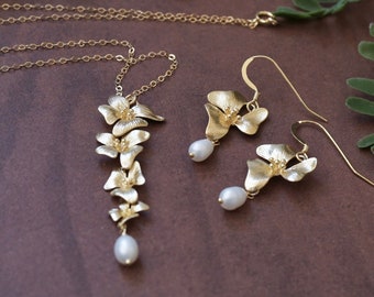 Gold Dogwood Flowers Jewelry Set - Pearl Jewelry Set, Pearl Necklace, Pearl Necklace, Flower Necklace, Bridesmaids Gift Set