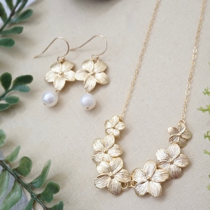 Gold Plumeria Necklace Set Plumeria Jewelry Gift Set for Her Gold Plumeria Earrings Pearl Set Hawaii Jewelry Gift for Mom from Daughter