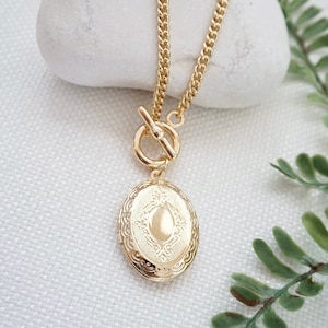 Oval Locket Necklace Gold Toggle Necklace with Locket Pendant Locket Jewelry for Photo or Secret Message Meaningful Gift for Mom or Grandma