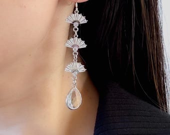 Pendientes colgantes de cristal con forma de abanico escalonado, pendientes plateados de inspiración vintage, pendientes largos y llamativos, pendientes para fiesta de Nochevieja, pendientes glamurosos.