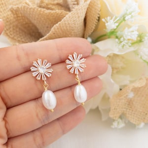 Daisy Pearl Earrings Boho Bridal Earrings Pearl Drop Earrings Daisy Flower Post Earrings Bridesmaids Jewelry Gift Pearl Crystal Earrings