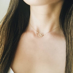 Daisy Necklace Gold, Flower Choker Necklace, Dainty Flower Necklace, Gift for Girls, Teen Girl Gift, Dainty Necklace Gold, Daisy Charm