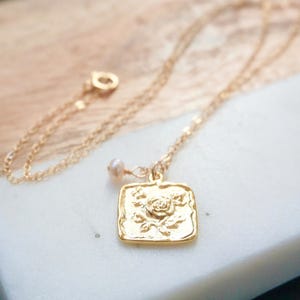 Gold Rose Necklace Dainty Coin Necklace for Layering Floral Jewelry Gift for Mom Rose Flower Pendant Necklace Mother&#39;s Day Gift for Wife