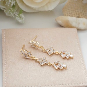 A vintage style gold earrings with fan shaped studs
