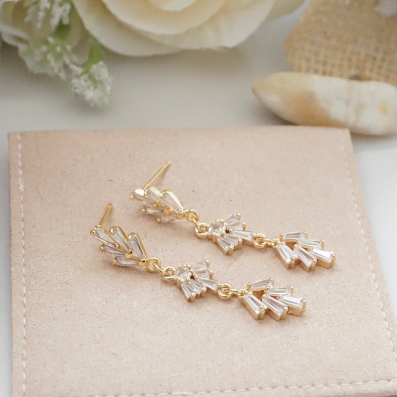 A vintage style gold earrings with fan shaped studs