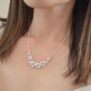 Collier de cornouiller argenté Déclaration Collier floral Collier de fleurs de cornouiller Collier pendentif en cornouiller Cadeau de Noël pour femme