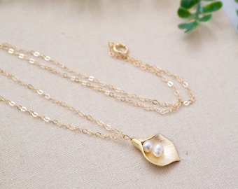 Gold Calla Lily Necklace Calla Lily Flower Necklace Dainty Gold Necklace Lily Pendant Necklace Pearl Necklace Lily Jewelry Gift for Mom