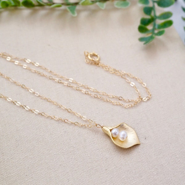 Gold Calla Lily Necklace Calla Lily Flower Necklace Dainty Gold Necklace Lily Pendant Necklace Pearl Necklace Lily Jewelry Gift for Mom