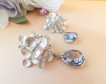 Regalo del Día de la Madre para mamá: Pendientes de flores de cristal azul. Regalo de su hija: Pendientes florales de plata. Joyería inspirada en hortensias para ella.