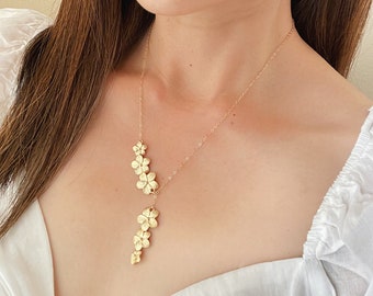 Collar de plumeria dorada con lazo - Collar de plumeria dorada, collar de flor de plumeria, collar de oro, collar en Y, joyería hawaiana, boda en Hawái