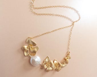 Collar de flores de oro para mamá. Delicado collar floral con perlas. Regalo del Día de la Madre de parte de su hija. Collar de cornejo. Joyería floral de primavera.