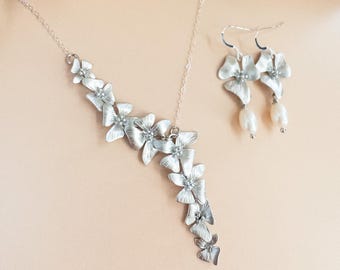 Conjunto de joyas para el Día de la Madre: Collar y pendientes de flor de cornejo, regalo de hija. Conjunto de pendientes de perlas florales en plata u oro para esposa.