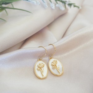 Custom Birth Month Flower Earrings, Personalized Birthflower Earrings, Dainty Gold Earrings, Simple Flower Earrings, Gift for Her image 2