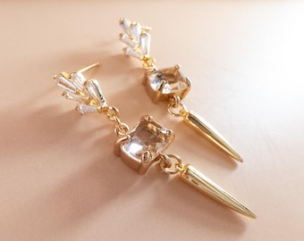 Pendientes geométricos modernos de oro con cristales llamativos, joyería minimalista arquitectónica, estilo chic.