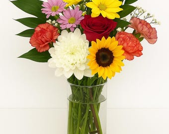 Fresh Handcrafted Mixed Flower Bouquet – Vibrant Seasonal Arrangement in Clear Vase