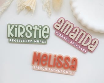 Gepersonaliseerde naambadge met omtrek | Aangepast acryl naamplaatje | Verpleegkundige, therapie-assistent, zorgbadge | Modern gelaagd naamplaatje