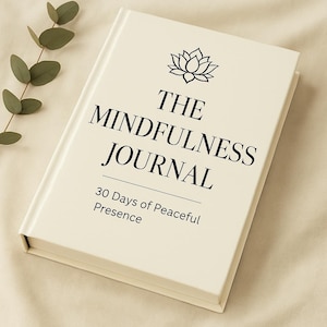 K&ouml;nnte beinhalten: Ein wei&szlig;es Journal mit dem Titel "The Mindfulness Journal" und dem Text "30 Days of Peaceful Presence".