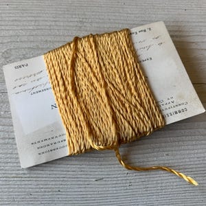 Du fil à broder français ancien enroulé autour d'une carte d'époque ancienne (Réf : A-7878 Boîte 1)