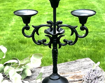 Candelabro vintage in ferro nero con 3 portacandele, stile medievale.