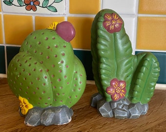 ViNTAGE 70s SHAKERS CACTUS SALT & PePPer S and P Southwest Arizona