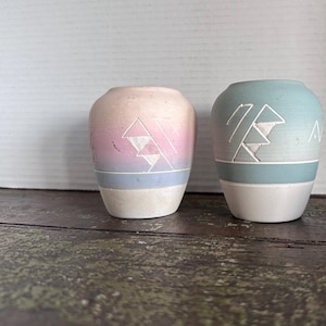 Pr ViNTAGE SIOUX SOUTHWESTERN VASES Etched Design Signed Tourist Pottery Small Pastels Blue & Pink