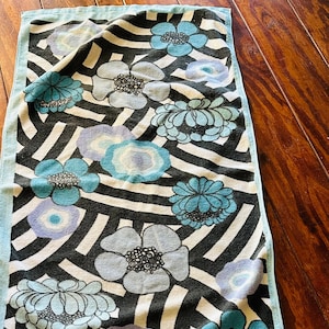 ViNTAGE BATHROOM Bath ToWEL Poppies Colorful FLoWERS! Springmaid 24” x 46” Cotton Pool Blanket Floral Beach Towel Blue Black White Gray 80&#39;s