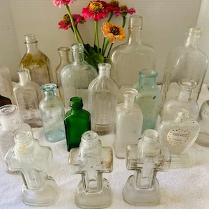 25 ViNTAGE 1800’s ANTIQUE GLASS BOTTLES Blue Clear Brown Pink Flask HoLY WAtER Oddities Bottle 1900 Victorian Decor 1900’s Pharmacy Prop