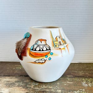 BeAUTIFUL 1980&#39;s ViNTAGE Navajo VASE W Feather & Turquoise Details Lovely SOUTHWESTERN DeCOR Hand Made And Painted Pueblo W Pottery Aztec