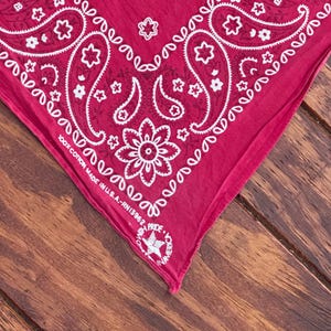 SoFT & WoRN Vintage RED Classic BANDANA COTTON U S Paisley W Flower Star Crafted With Pride Logo 1970s Faded