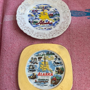 VINTAGE Pr ALASKA Souvenir DISHES Plate 1950s ToTEM PoLE MaPs Fifties Mid Century Modern Wall Hangings Kitchen Decor Collectible Dish