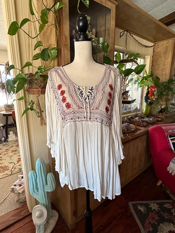 ViNTAGE PreTTY EMBROIDERED DrESS Butterfly SLEEVES