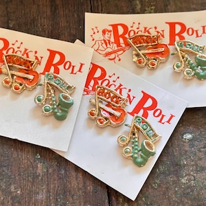 ViNTAGE PiN 1960s ROCK N ROLL Brooch ELVIS Pins Dead Stock On Card Music Sixties Presley Saxophone & Guitar Costume Jewelry Memorabilia