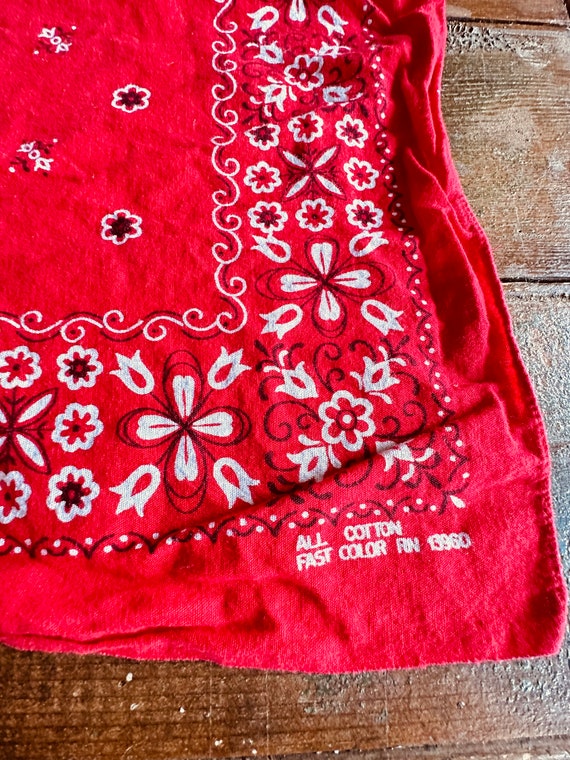 Vintage RED Classic FLORaL BANDANA COTTON U S A