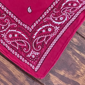 SoFT & WoRN Vintage RED Classic BANDANA COTTON U S Paisley Star Crafted With Pride Logo 1970s