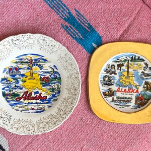 VINTAGE Pr ALASKA Souvenir DISHES Plate 1950s ToTEM PoLE MaPs Fifties Mid Century Modern Wall Hangings Kitchen Decor Collectible Dish