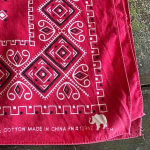 SoFT & WoRN Vintage RED Classic BANDANA White Elephants Trunk Geometric Square Design 100% COTTON Logo 1970s Faded
