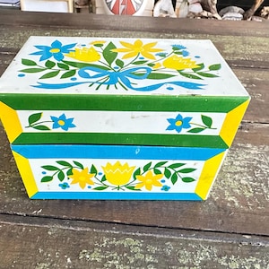 ViNTAGE 1970’s Metal RECIPE CARD BoX Floral Pattern Colorful Flowers Standard Size