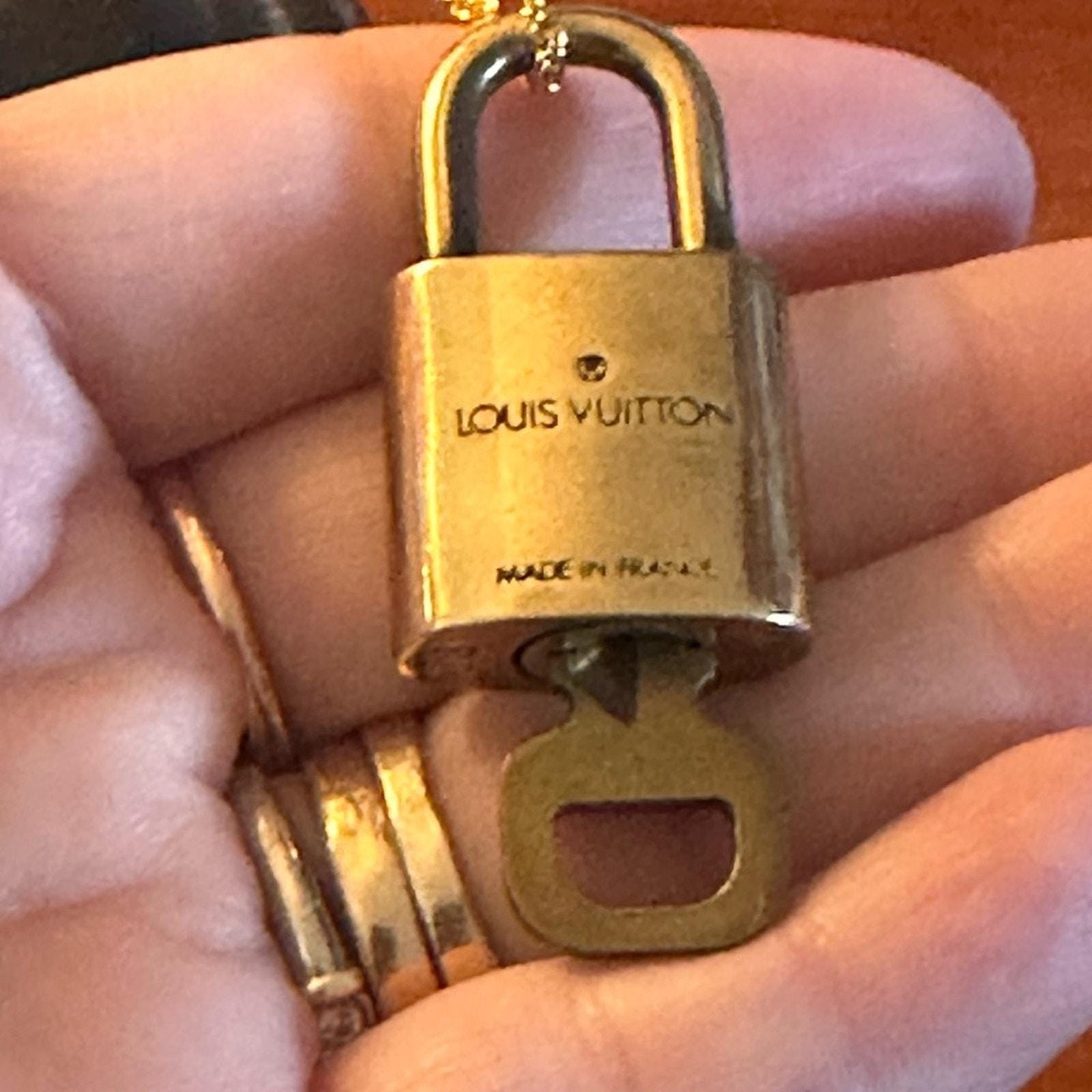 LV ノベルティ 318 LOUIS VUITTON Polished Lock & Key set Padlock brass LV WITH