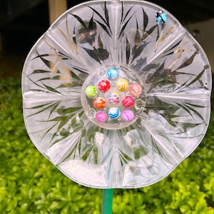 Fiore di vetro per palo da giardino, arte floreale, dipinto a mano, decorazione da giardino per esterni, ornamento da prato, dimensioni 20,3 cm di larghezza x 10,2 cm di altezza. Palo da giardino NON incluso.